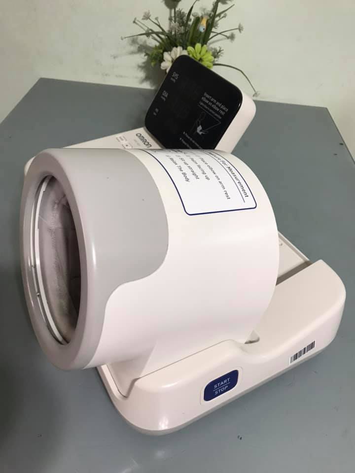 เครื่องวัดความดันโลหิตแบบสอดแขน Omron