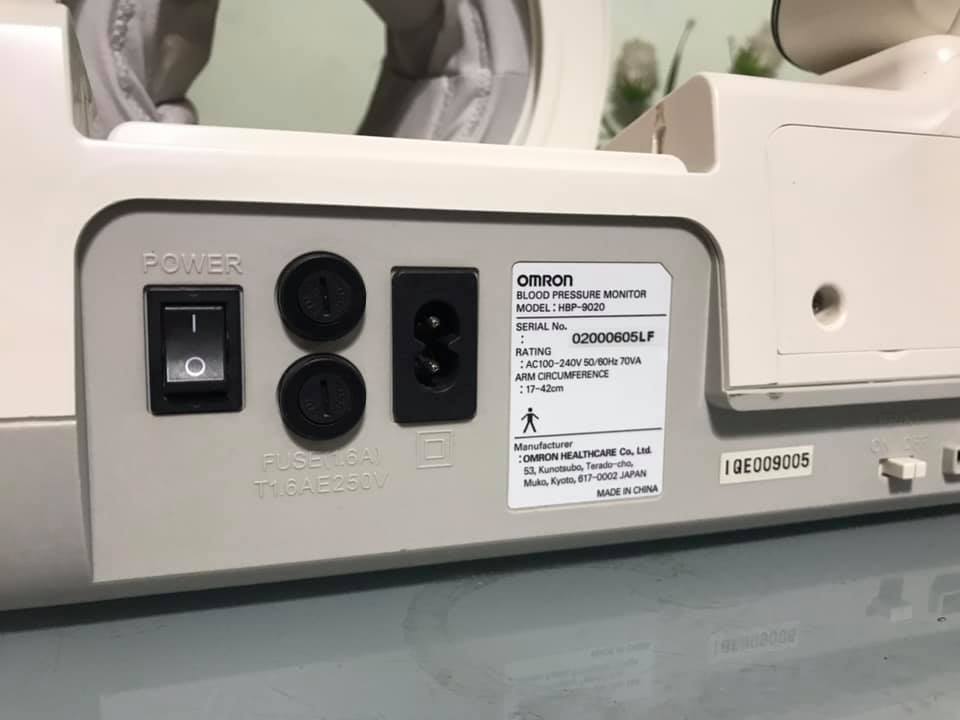 เครื่องวัดความดันโลหิตแบบสอดแขน Omron