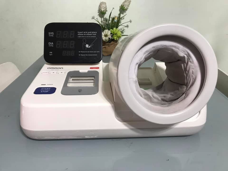 เครื่องวัดความดันโลหิตแบบสอดแขน Omron