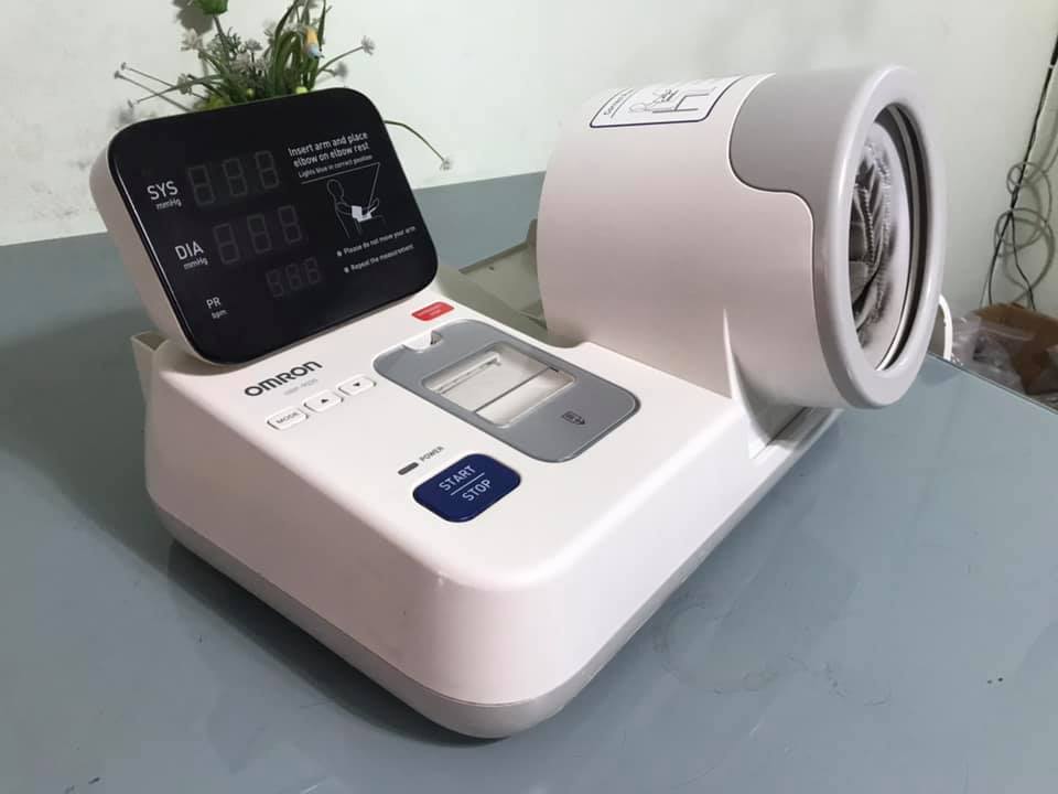 เครื่องวัดความดันโลหิตแบบสอดแขน Omron