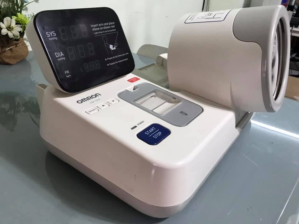 เครื่องวัดความดันโลหิตแบบสอดแขน Omron